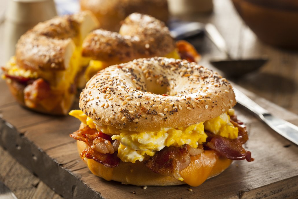 Bagel s míchanými vajíčky a slaninou