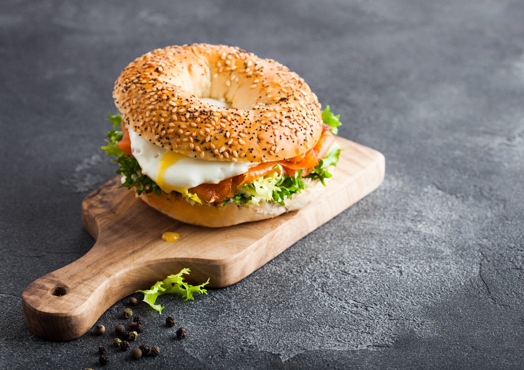 Bagel s uzeným lososem a volským okem