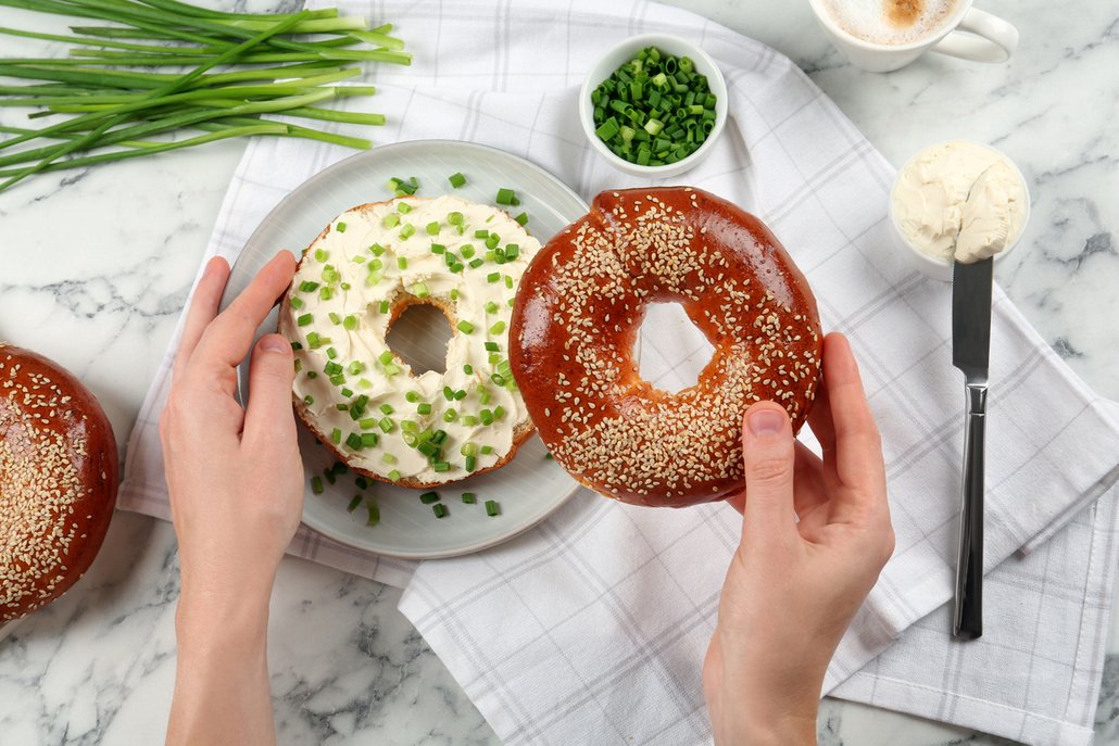 Bagel s čerstvým sýrem a pažitkou