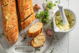 Domácí bagety: Základ slavnostních chlebíčků i víkendové snídaně