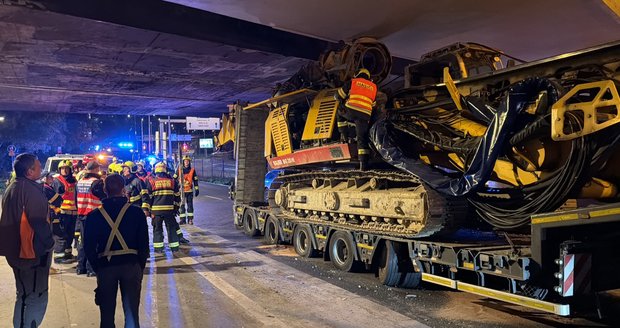Řidič neodhadl výšku: S kamionem se zasekl pod mostem. S vyproštěním musí pomoct tank!