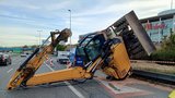 Drama na Chodově: Bagr se při výkopových pracích převrátil, zablokoval dva jízdní pruhy!