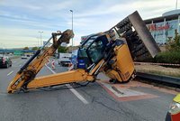 Drama na Chodově: Bagr se při výkopových pracích převrátil, zablokoval dva jízdní pruhy!