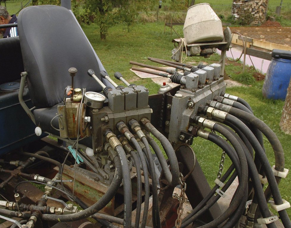 Sedačka pro obsluhu bagru je z multikáry a ovládání hydrauliky stroje pochází z různých zemědělských strojů