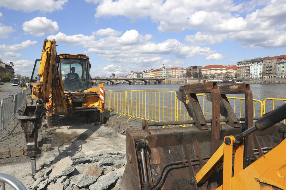 Hořejší nábřeží je rozkopané, na Rašínově se práce rozjíždějí.