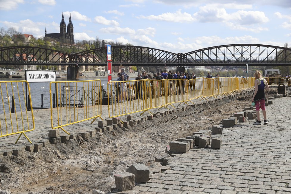 Hořejší nábřeží je rozkopané, na Rašínově se práce rozjíždějí.