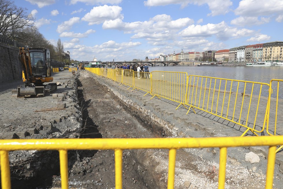 Hořejší nábřeží je rozkopané, na Rašínově se práce rozjíždějí.