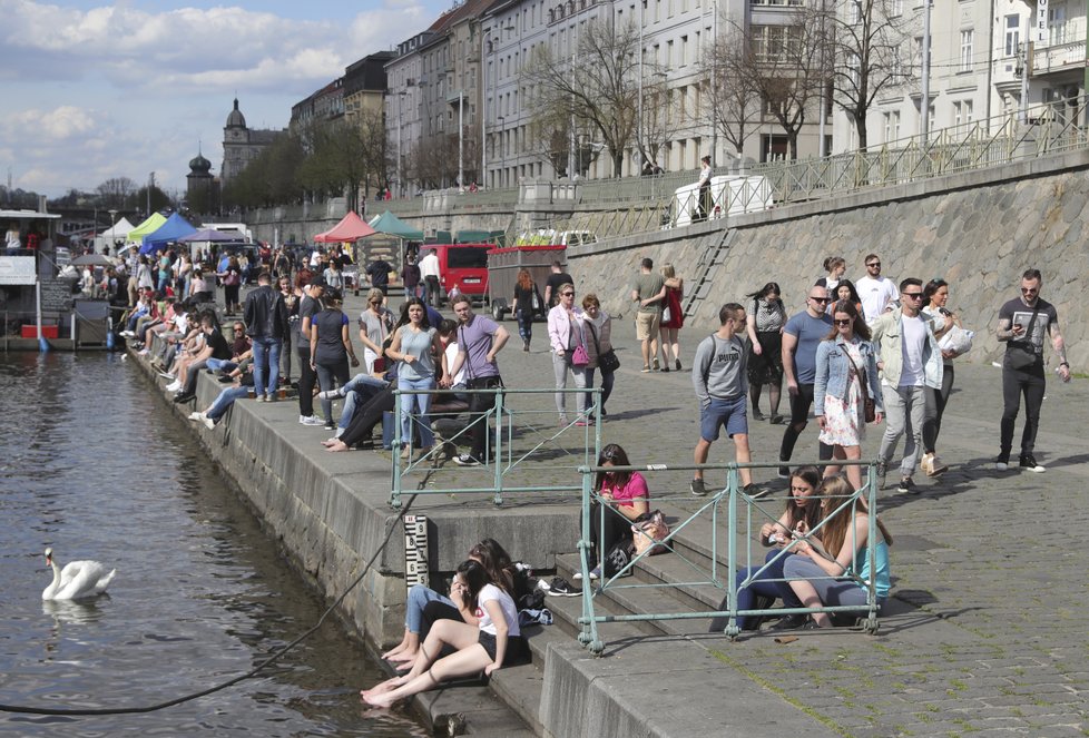 Hořejší nábřeží je rozkopané, na Rašínově se práce rozjíždějí.