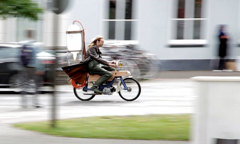 Nadšenec jezdí na bahenní plyn