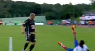 VIDEO: Netrefil míč, upadl. A zlomil si ruku