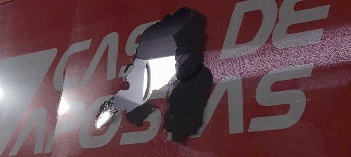 Autobus týmu byl poničený explozí.