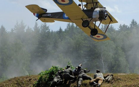 Jen pár metrů nad hlavami vojáků prosvištěl historický dvouplošník při ukázce bombardování. 