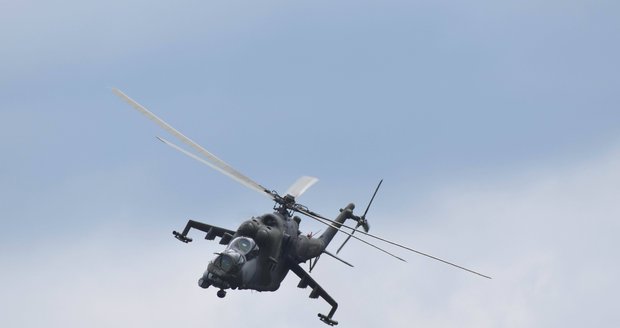 Armádní vrtulník Mi-24 představoval v dynamické bojové scéně podporu jedné z bojujících stran. Do provozu se přitom vrátil teprve v pátek, armáda ho dočasně odstavila po vynuceném středečním přistání ve vojenském prostoru Libavá na Olomoucku.