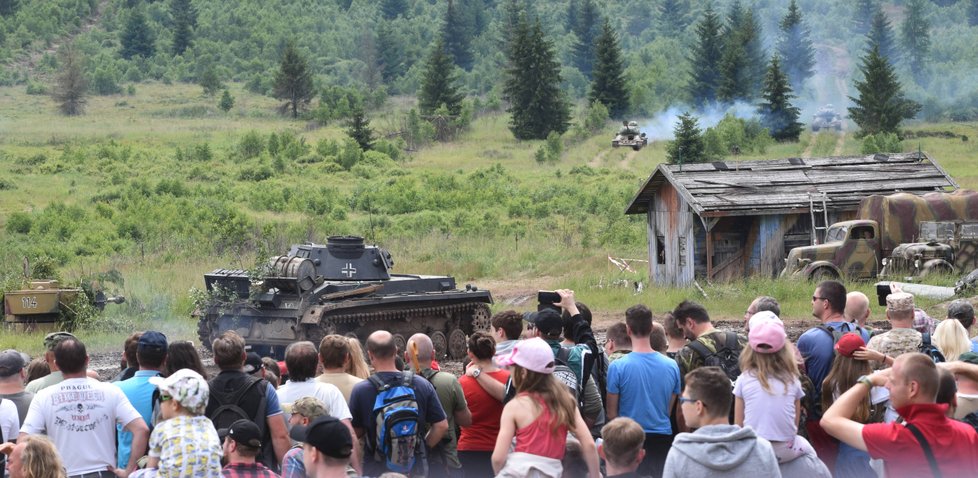 Ukázka historické bitvy II. světové války, tady se bojovalo o Duklu.