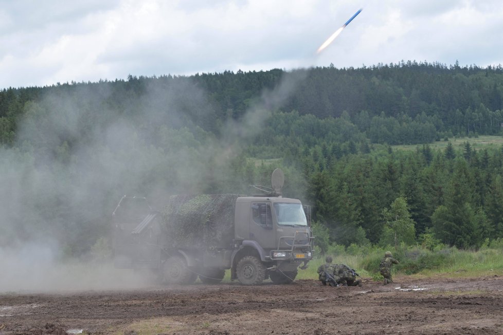 Hlavní dynamická ukázka Armády ČR představovala boj mezi dvěma státy. Minový vrhač MV-3 v akci.