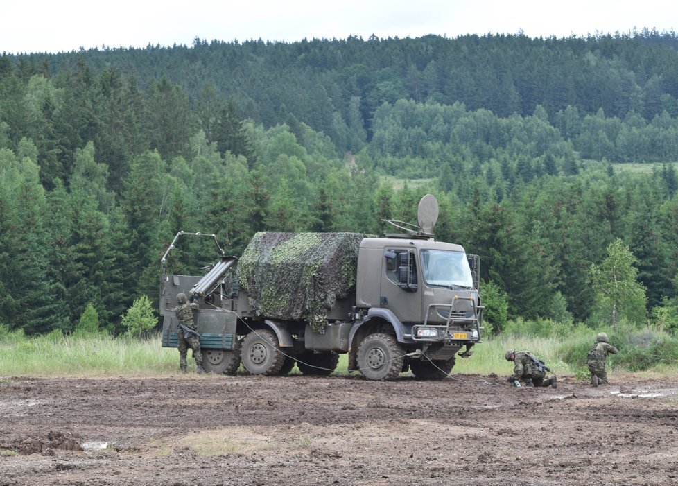 Hlavní dynamická ukázka Armády ČR představovala boj mezi dvěma státy. Minový vrhač MV-3 v akci.
