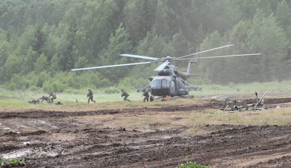Do akční ukázky zapojila armáda i vrtulník Mi-171Š.