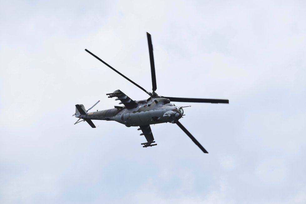 Armádní vrtulník Mi-24 představoval v dynamické bojové scéně podporu jedné z bojujících stran. Do provozu se přitom vrátil teprve v pátek, armáda ho dočasně odstavila po vynuceném středečním přistání ve vojenském prostoru Libavá na Olomoucku.