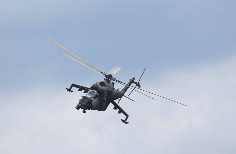 Armádní vrtulník Mi-24 představoval v dynamické bojové scéně podporu jedné z bojujících stran. Do provozu se přitom vrátil teprve v pátek, armáda ho dočasně odstavila po vynuceném středečním přistání ve vojenském prostoru Libavá na Olomoucku.