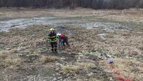 Propadla se skoro do pekla! Geodetka po pás uvízla v bahně rybníku Čerťák