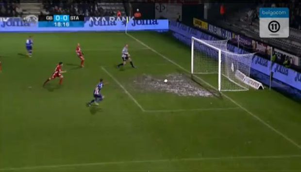 Jistému gólu zabránilo bahno v brankovišti. Jistému gólu zabránilo bahno v brankovišti.