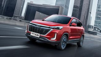 Nejlevnějším SUV na našem trhu alespoň dle ofi ciálních ceníků je čínský BAIC X35 za 399 900 Kč. Čínské automobilky mají v Česku trochu odlišný přístup, mnohdy totiž nabízí pouze jedinou výbavu a nemají ani příplatky. Nejlevnějším SUV na našem trhu alespoň dle ofi ciálních ceníků je čínský BAIC X35 za 399 900 Kč. Čínské automobilky mají v Česku trochu odlišný přístup, mnohdy totiž nabízí pouze jedinou výbavu a nemají ani příplatky.