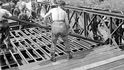 Postavit Baileyho mosty dokázalo několik mužů (archivní snímek z Velké Británie z roku 1944). Postavit Baileyho mosty dokázalo několik mužů (archivní snímek z Velké Británie z roku 1944).