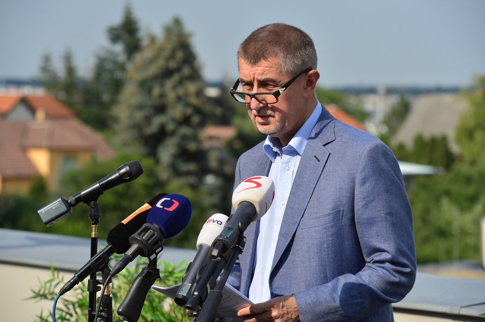 Premiér Babiš přesunul kvůli několika demonstrantům tiskovou konferenci z Lán do Průhonic, kde žije. Nechtěl prý čelit sprostým nadávkám (17.6.2018)