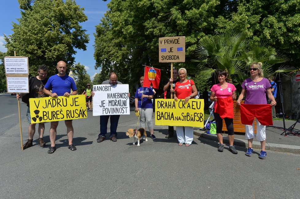 Babišovi odpůrci se sešli před zámkem v Lánech. Byly jich necelé dvě desítky, premiér kvůli tomu přijel i odjel zadním vchodem. (17.6.2018)