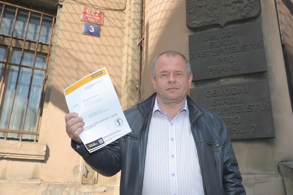 Trestní oznámení podal Petr Bajer v budově obvodního státního zastupitelství, které sídlí naproti Úřadu vlády.