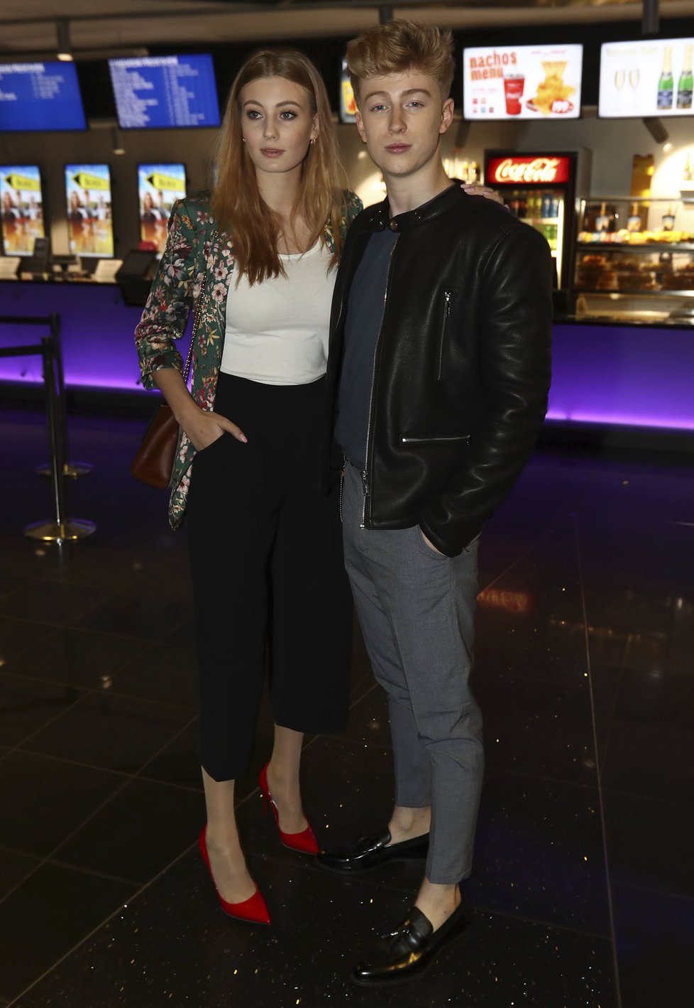 Adam Mišík se svou přítelkyní Dianou Kratochvílovou na premiéře filmu Bajkeři
