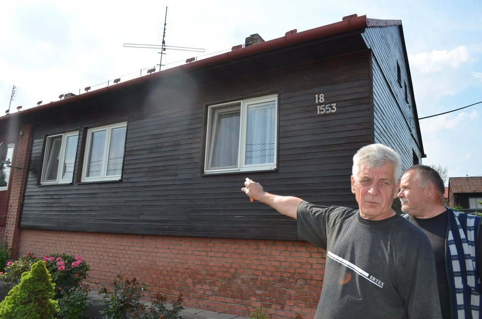 Jan Zedník ukazuje, jak finský domek musel za své opravit.