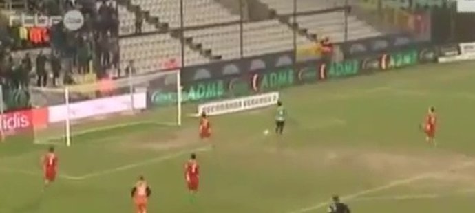 Spálit nemožné anebo útočník týmu Cercle Bruggy Mushaga Bakenga pálí svou gólovou šanci v zápase s Oostende