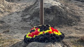 Řady čerstvých hrobů žoldnéřů Wagnerovy skupiny u obce Bakinskaja, Krasnodarský kraj, Rusko (22. 1. 2023).