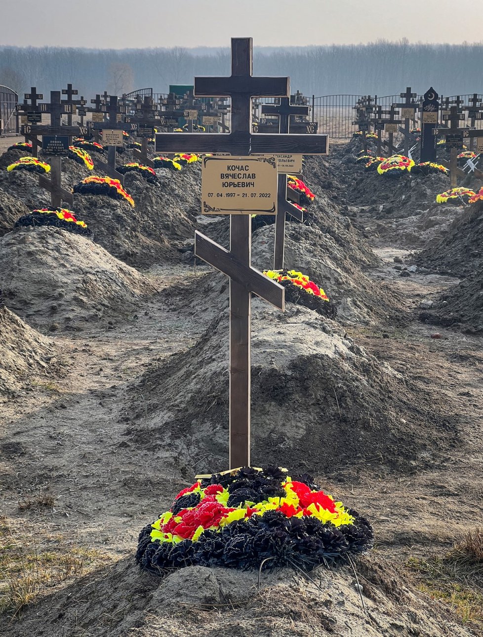 Řady čerstvých hrobů žoldnéřů Wagnerovy skupinyu obce Bakinskaja, Krasnodarský kraj, Rusko (22. 1. 2023).