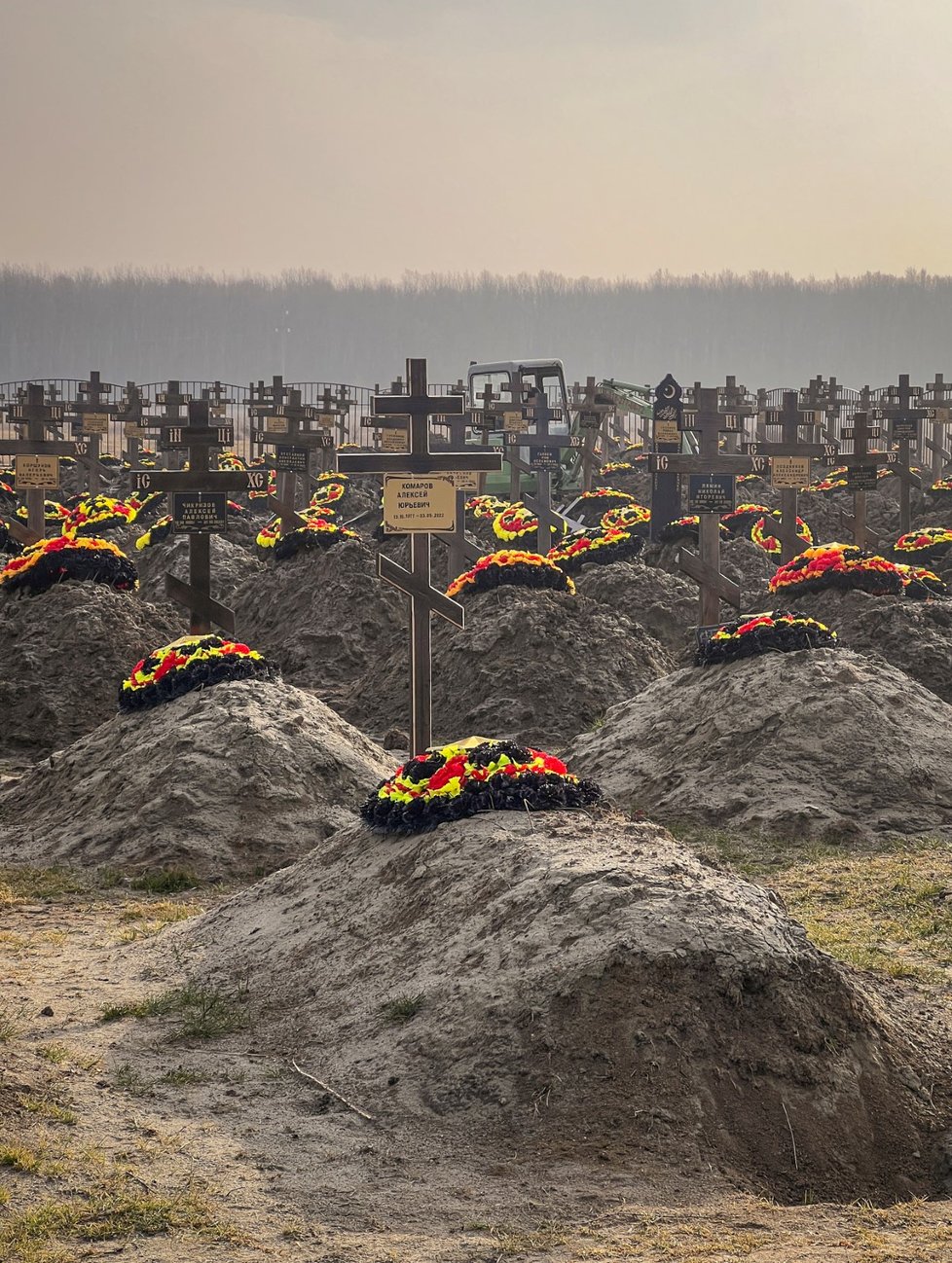 Řady čerstvých hrobů žoldnéřů Wagnerovy skupiny u obce Bakinskaja, Krasnodarský kraj, Rusko (22. 1. 2023)