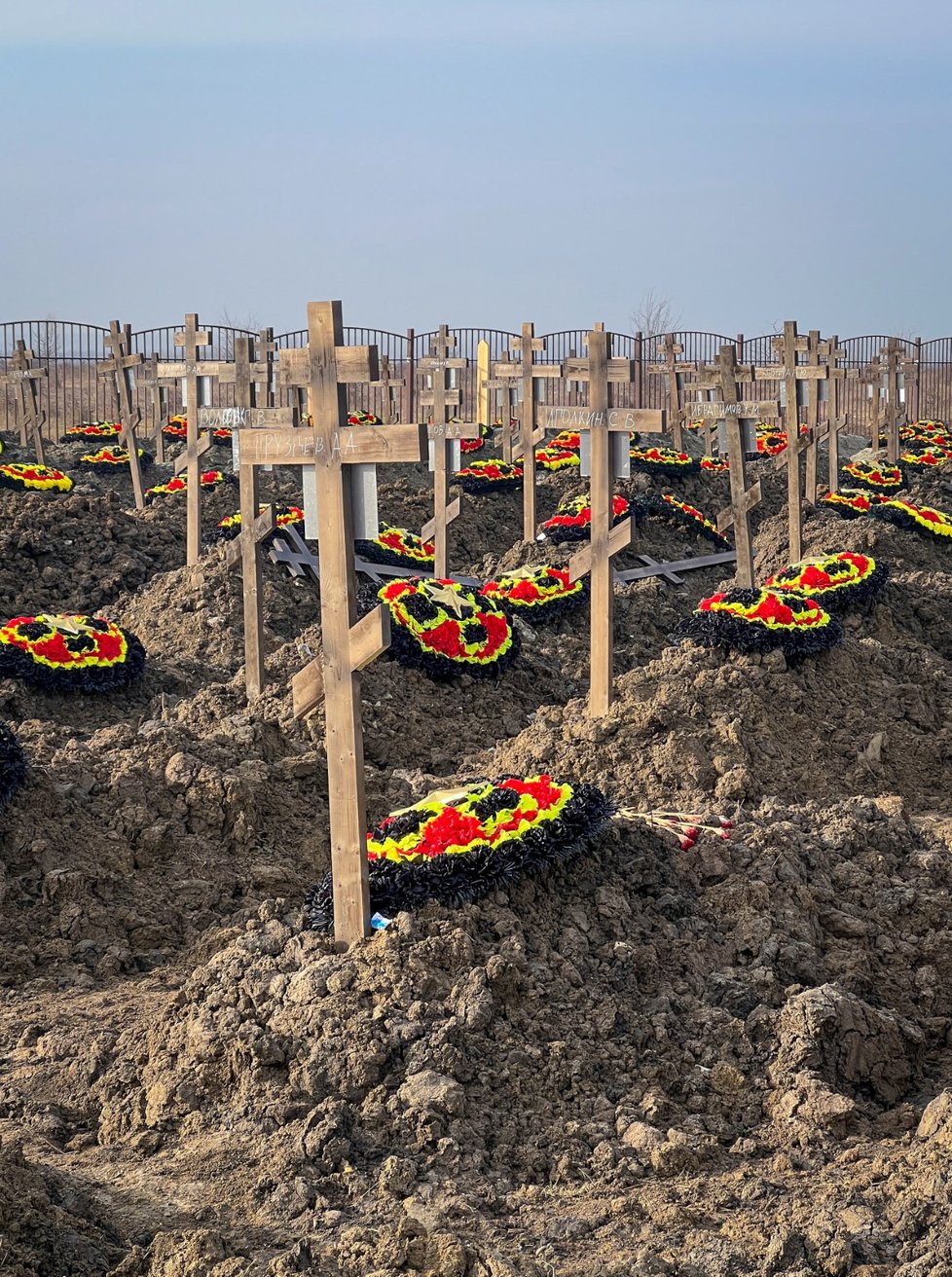 Řady čerstvých hrobů žoldnéřů Wagnerovy skupiny u obce Bakinskaja, Krasnodarský kraj, Rusko (22. 1. 2023)