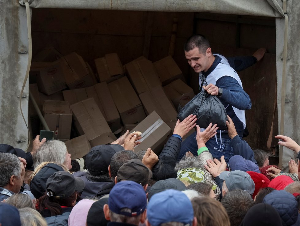 Lidé čekají na humanitární pomoc v nedávno osvobozeném městě Balaklija v Charkovské oblasti