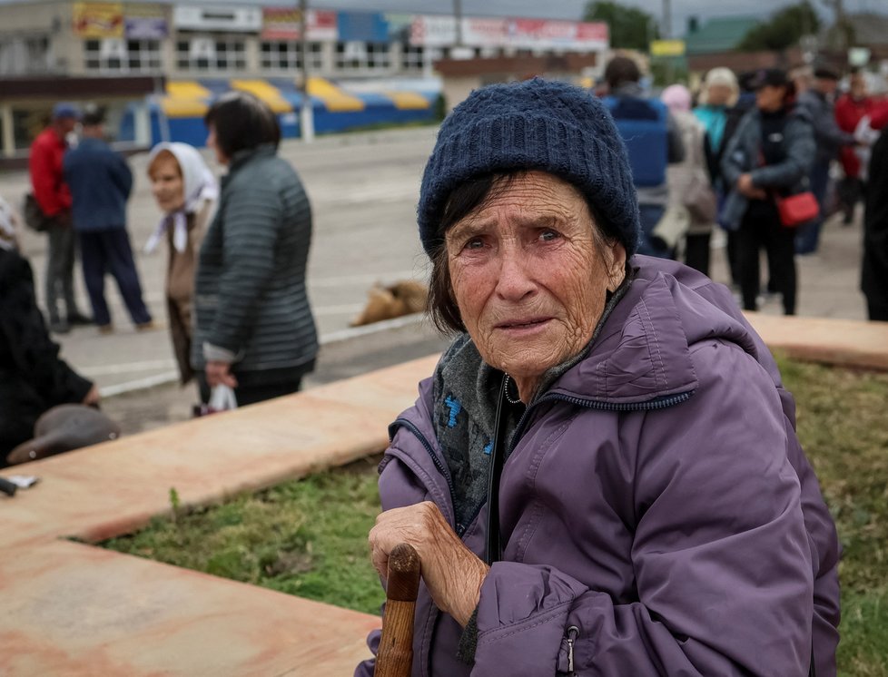 Lidé čekají na humanitární pomoc v nedávno osvobozeném městě Balaklija v Charkovské oblasti (13. 9. 2022).