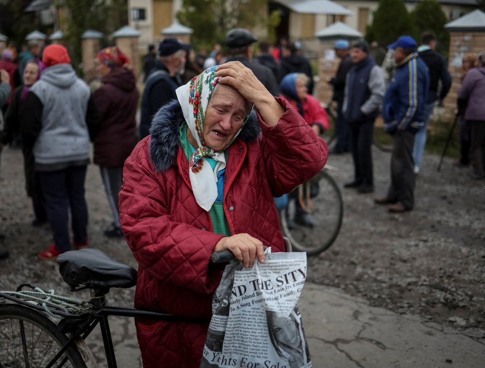 Lidé čekají na humanitární pomoc v nedávno osvobozeném městě Balaklija v Charkovské oblasti