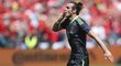 Velšský útočník Gareth Bale slaví gól z přímého kopu proti Anglii