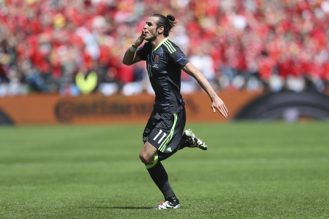 Velšský útočník Gareth Bale slaví gól z přímého kopu proti Anglii