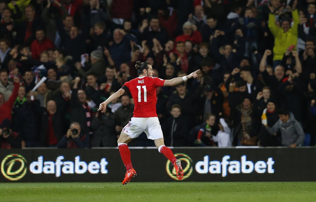 Hvězda Walesu Gareth Bale slaví gól do sítě Srbska