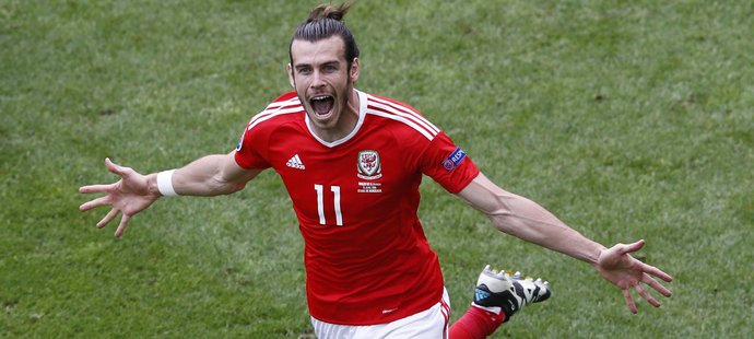 Záložník Walesu Gareth Bale slaví gól do sítě Slovenska