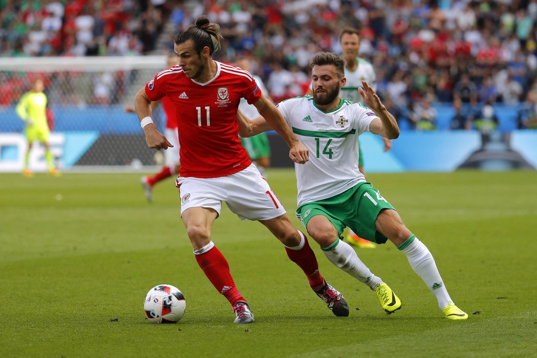 Útočník Walesu Gareth Bale proti Severnímu Irsku
