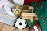Radka Křivánková předvádí, jak zabalit vánoční dárek kulatého tvaru - například míč