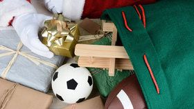 Radka Křivánková předvádí, jak zabalit vánoční dárek kulatého tvaru - například míč