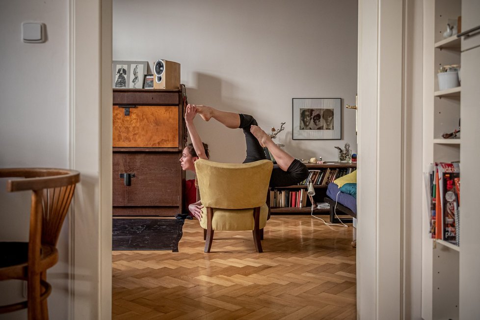 Takhle se udržují tanečníci baletu Národního divadla: Kristýna Němečková se narodila v Německu a tanec vystudovala na Taneční konzervatoři hlavního města Prahy a Státní baletní škole v Berlíně.