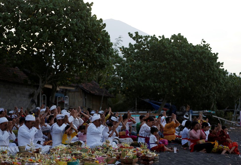 Z okolí sopky Agung na Bali bylo evakuováno přes 120 tisíc lidí