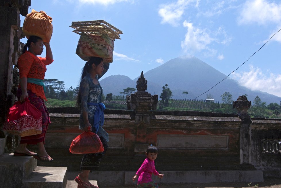 Z okolí sopky Agung na Bali bylo evakuováno přes 120 tisíc lidí